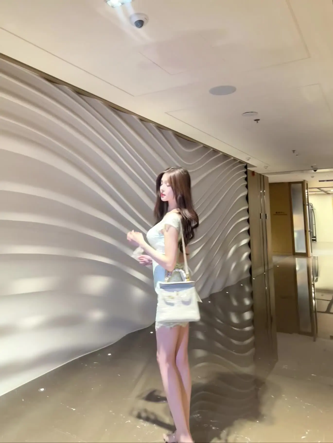 livephoto christianlouboutin 蕾丝裙