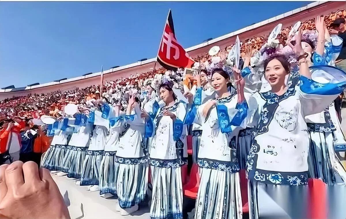 同样是宣传

待遇天差地别

怎么偏偏就选择性失明了？

之前四川公交那条讲传统