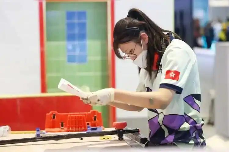 在上海举行的第48届世界技能大赛上，中国香港选手戴心怡完成了瓷砖贴面项目累计22