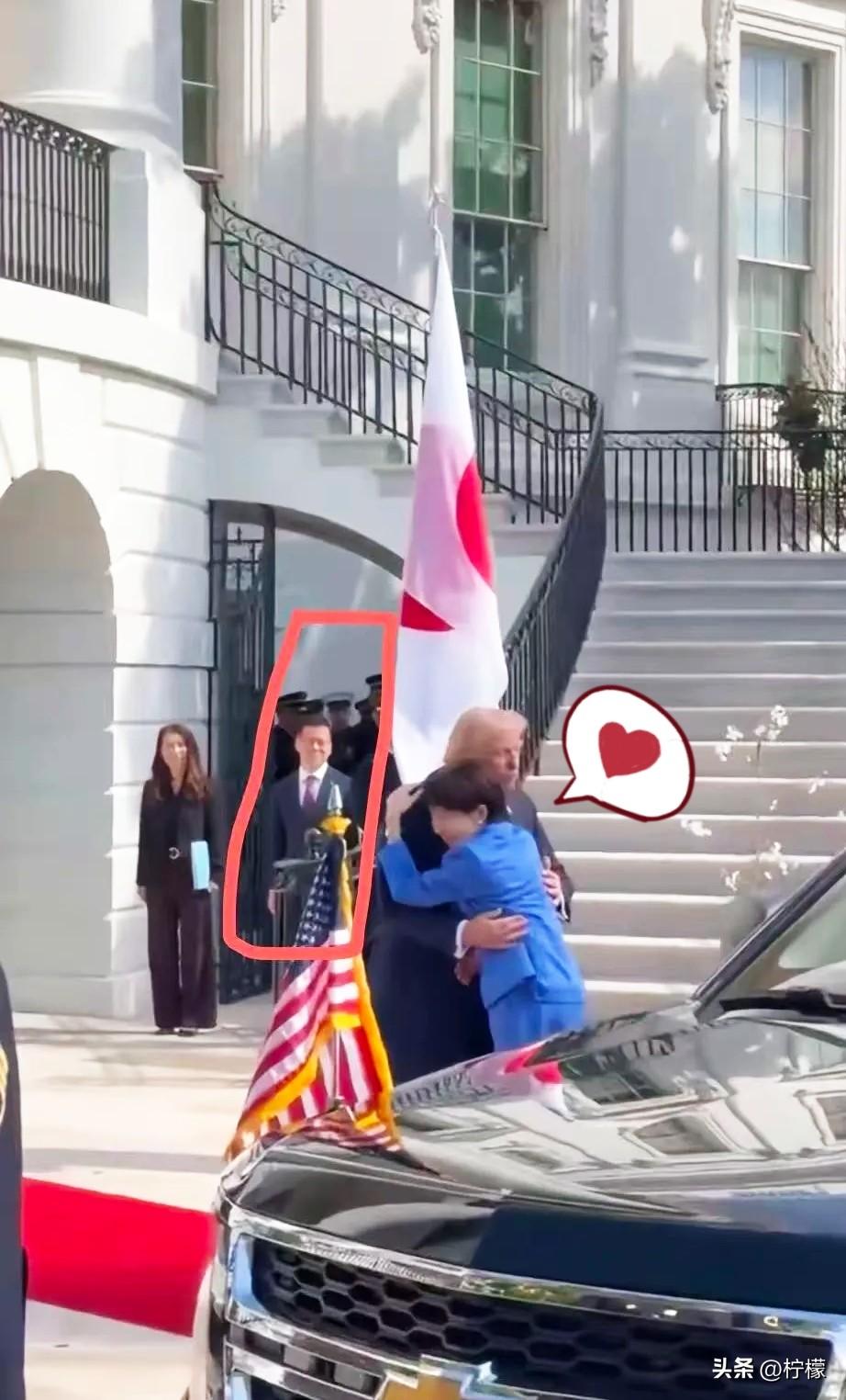 大家有没发现一个细节，
高市和特朗普在前面激情拥抱，
后面的日方翻译那是一脸的无