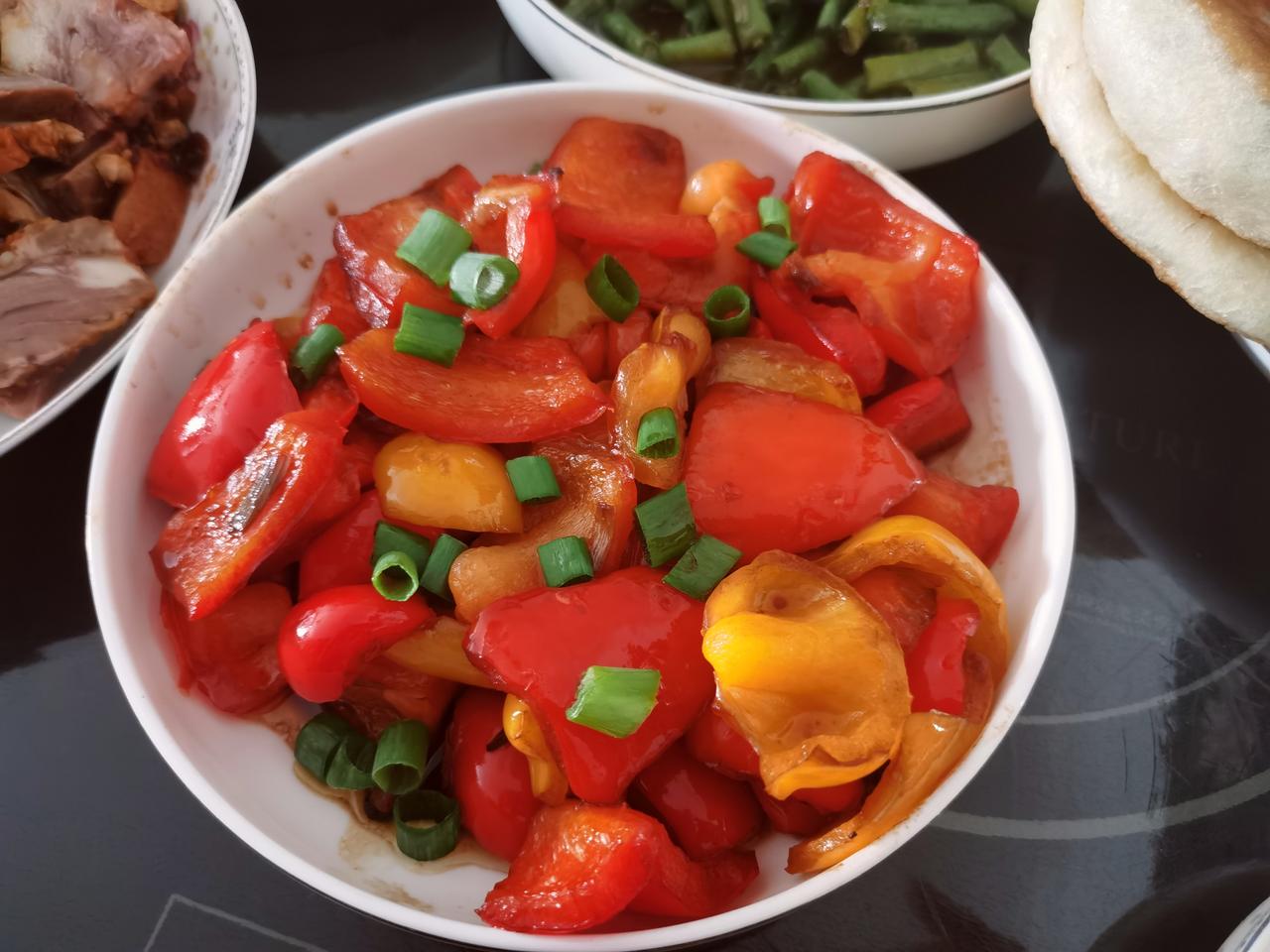 我不喜欢吃青椒，但是很喜欢吃彩椒，所以青椒基本是很少买，彩椒却是经常买来做。然后