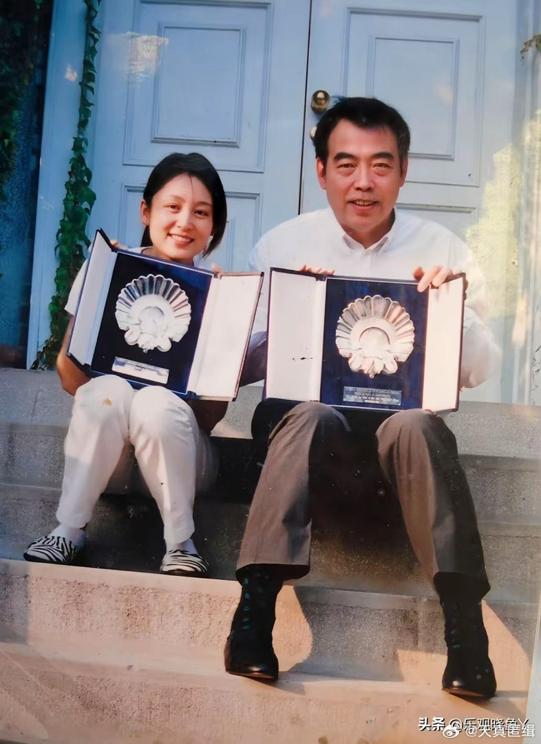 热恋时期的陈红与陈凯歌，这张照片拍摄于1994年的北京。当时陈红26岁，正处于颜