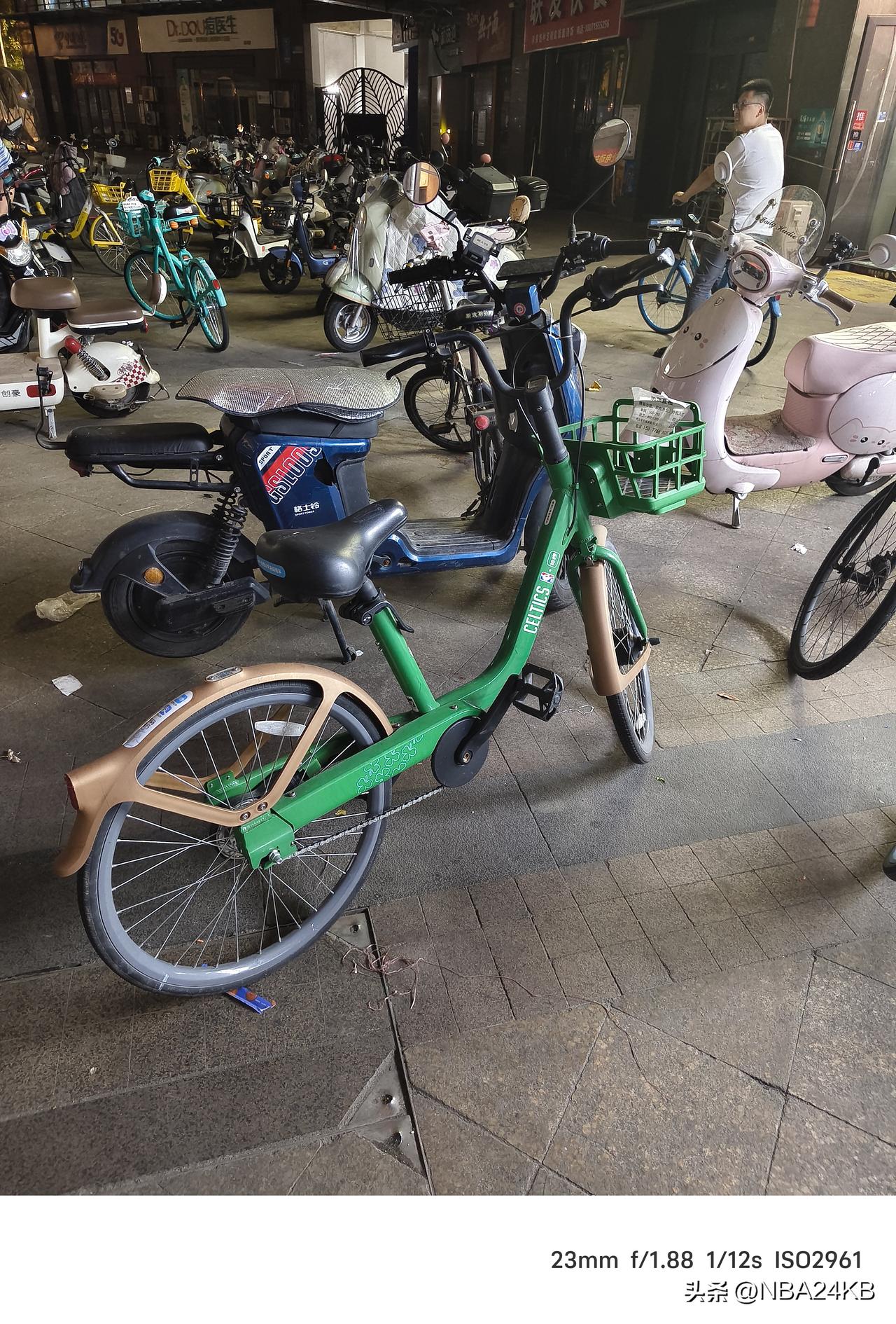哈啰跟波士顿凯尔特人的联名款共享单车！哈啰事件哈啰低碳出行 顿凯尔特人 波士顿运