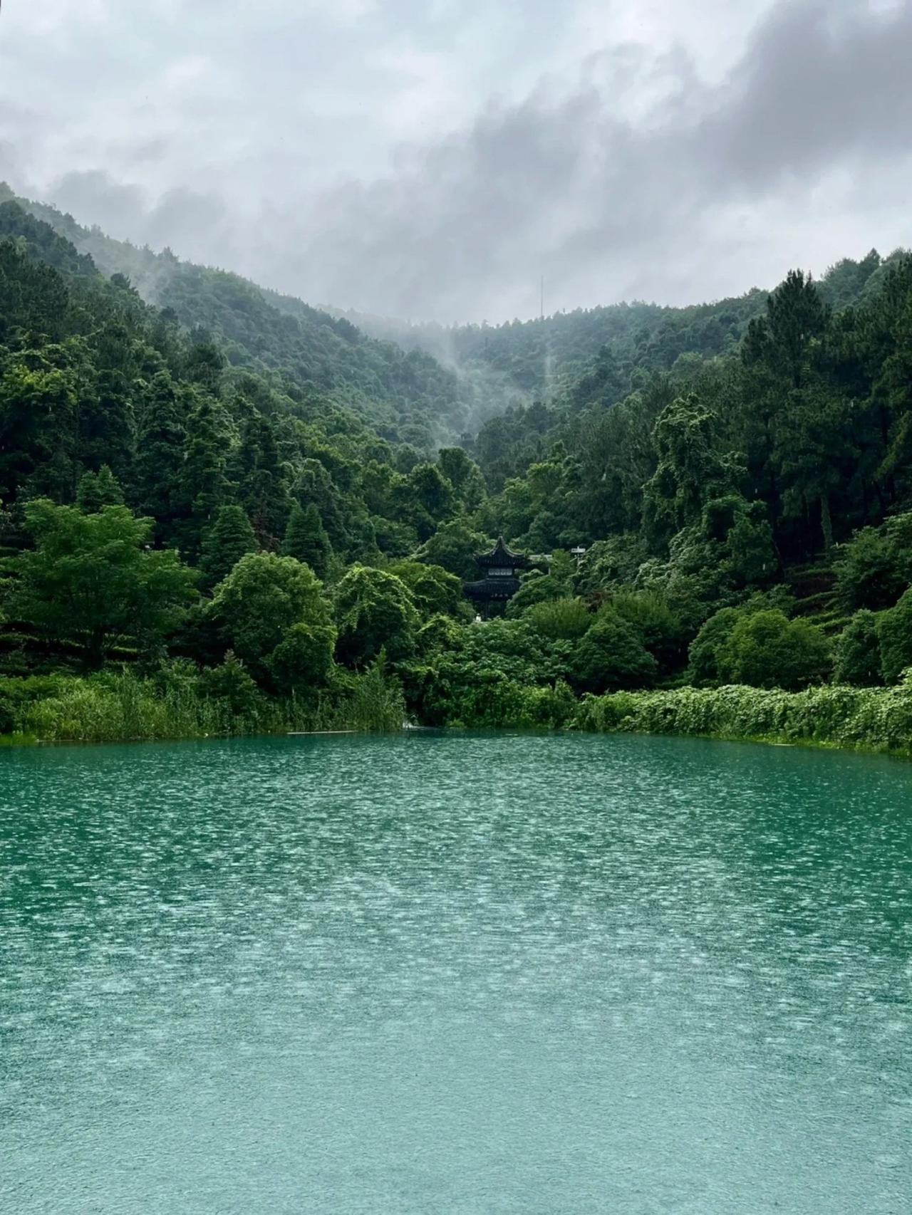 下联：风催百卉满园香

赏析：这幅对联中，上联“雨润千山万树绿”写春雨滋养，山林