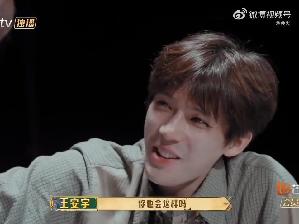 王安宇安慰哭了的田曦薇小田代入NPC经历难过落泪，还好身旁王安宇细心照顾她低落的