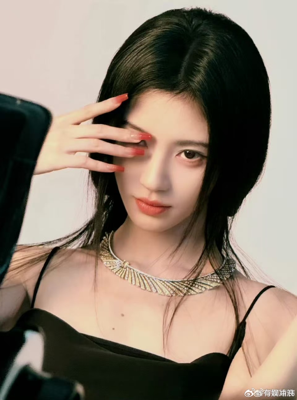 鞠婧祎红美甲大片鞠婧祎elle九宫格鞠婧祎红美甲大片，太美了，