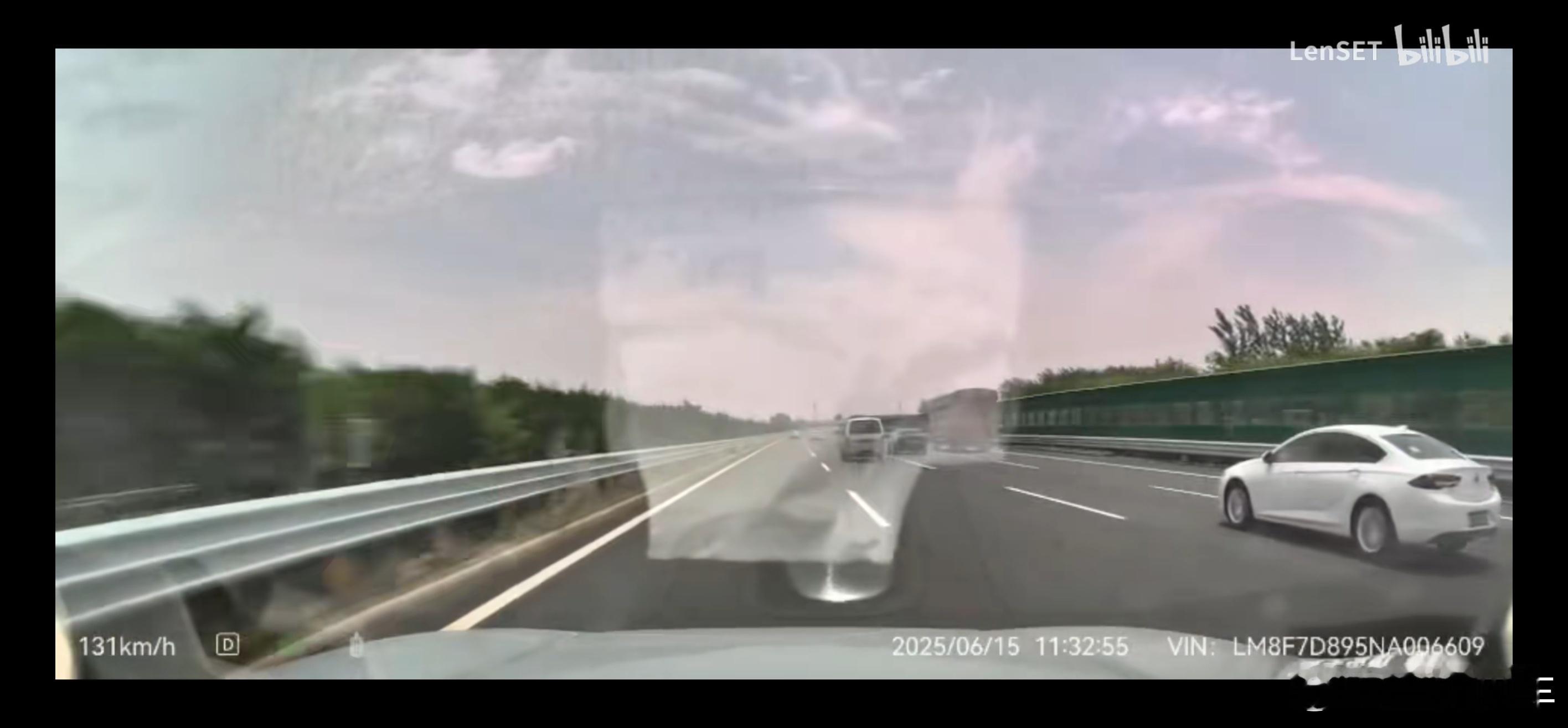 问界高速130km/h爆胎，还正在变道途中，车辆方向非常稳定，稳稳停下。咱早就讲