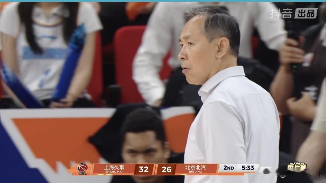 CBA季后赛半决赛半场结束上海49-37领先。
  5月15日晚，CBA季后赛半