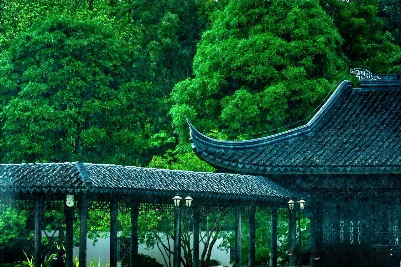 上联：檐瓦斑驳生夏意
下联：有请雅士[玫瑰][玫瑰][玫瑰]