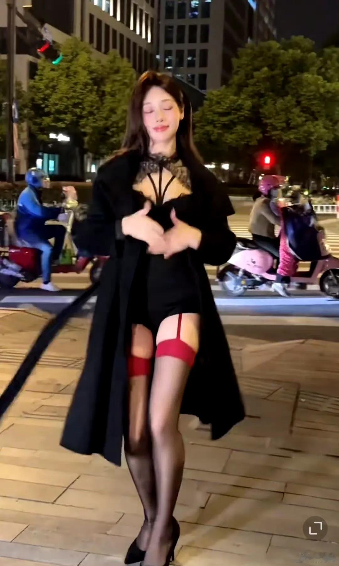 管晨辰有资格批评吴柳芳吗？她凭一己之力把吴柳芳捧火了，一天涨粉几十万。管晨辰介意