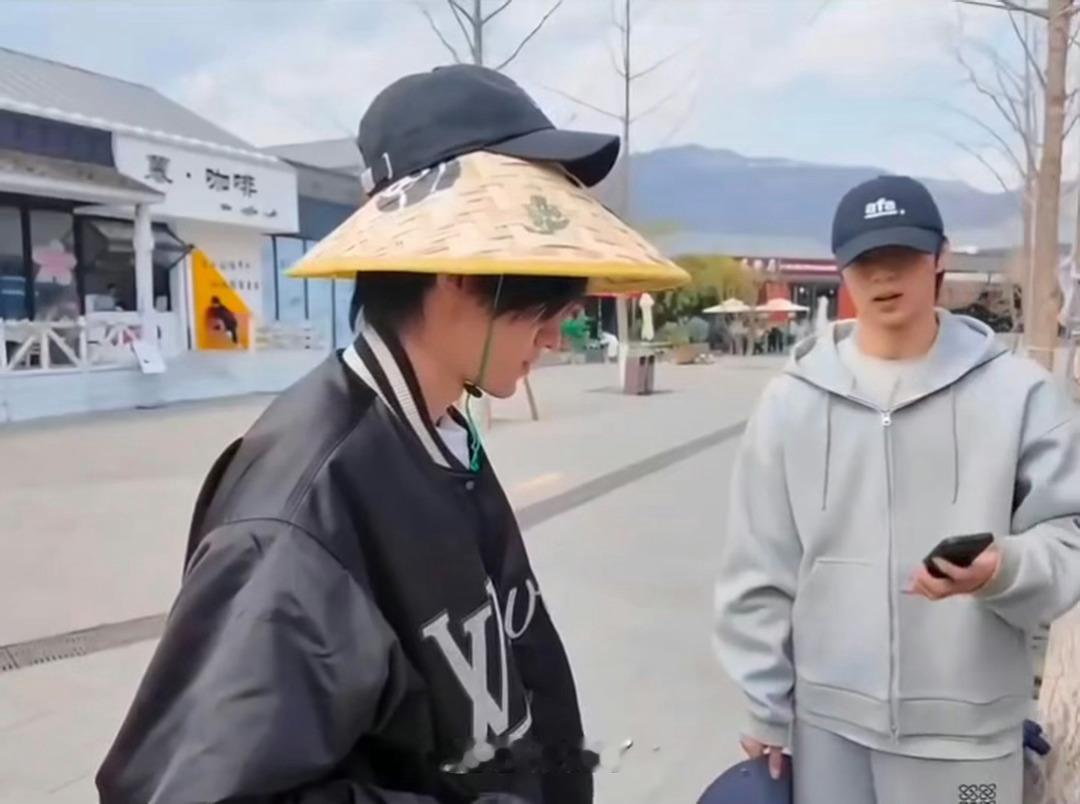 刘耀文宋亚轩挣钱的和花钱的宋亚轩刘耀文艺术源于生活宋亚轩刘耀文艺术源于生活！就是