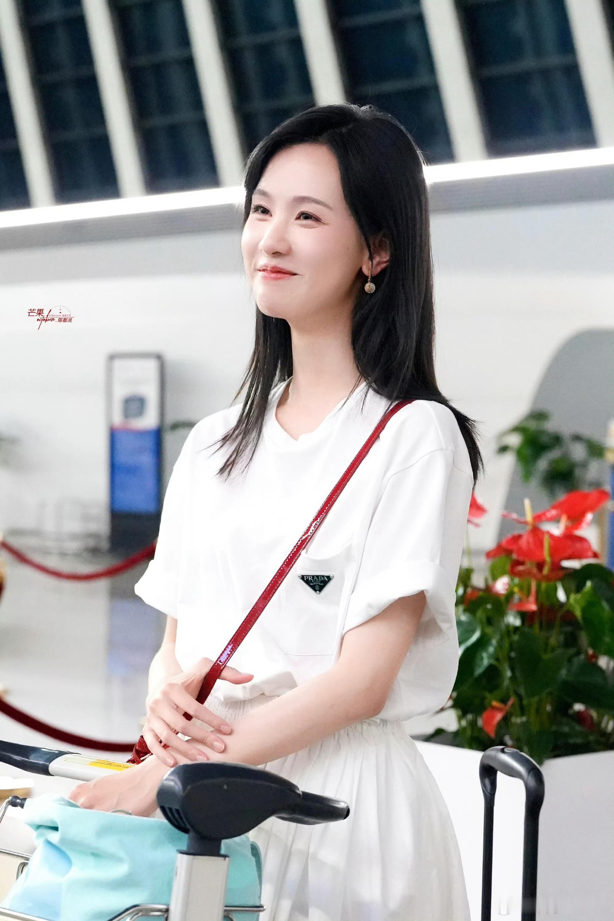 陈都灵日常照也好美，笑意盈盈的样子一整个就是邻家少女[送花花] ​​​