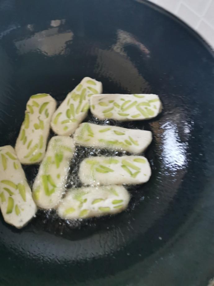 云南生活青蛙背石板🐸，云南特色小吃，每年青蚕豆上市都要吃一次，青白相间，软软糯