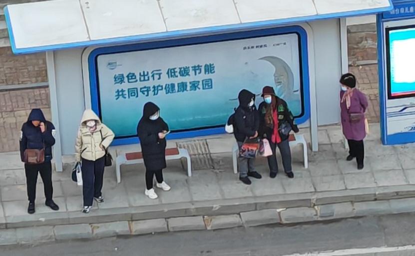 早晨烟台的公交车站点他们在干嘛呢？
        2025年12月9日7:10