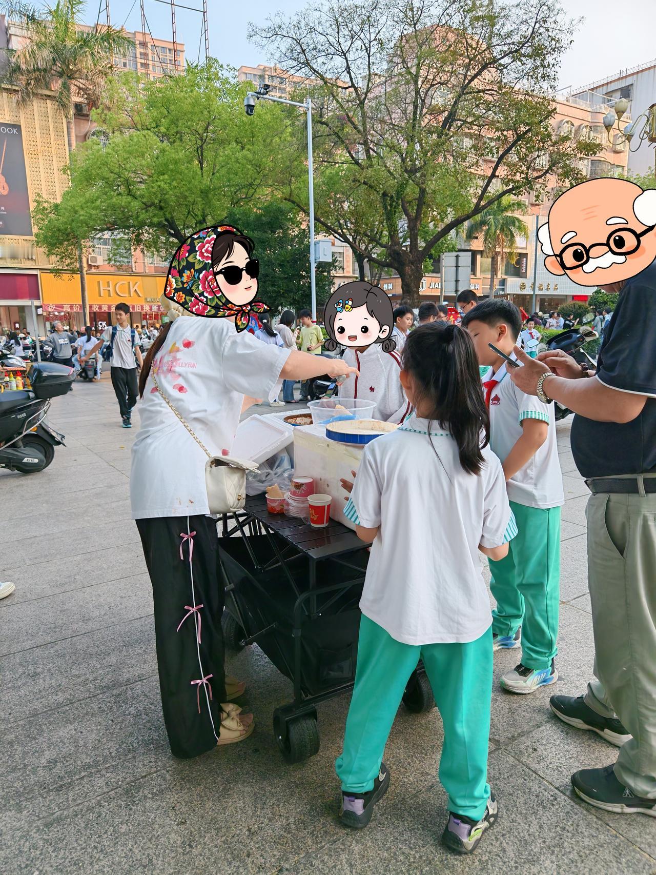 以前校门口的零食是卖给孩子的，现在是卖给家长的！
每次都是我怂恿儿子一起吃烤肠！