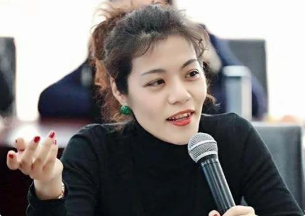 复旦教授陈果说：“把钱看的高于一切的人，一定是个无情的人，为了钱可以牺牲一切的人