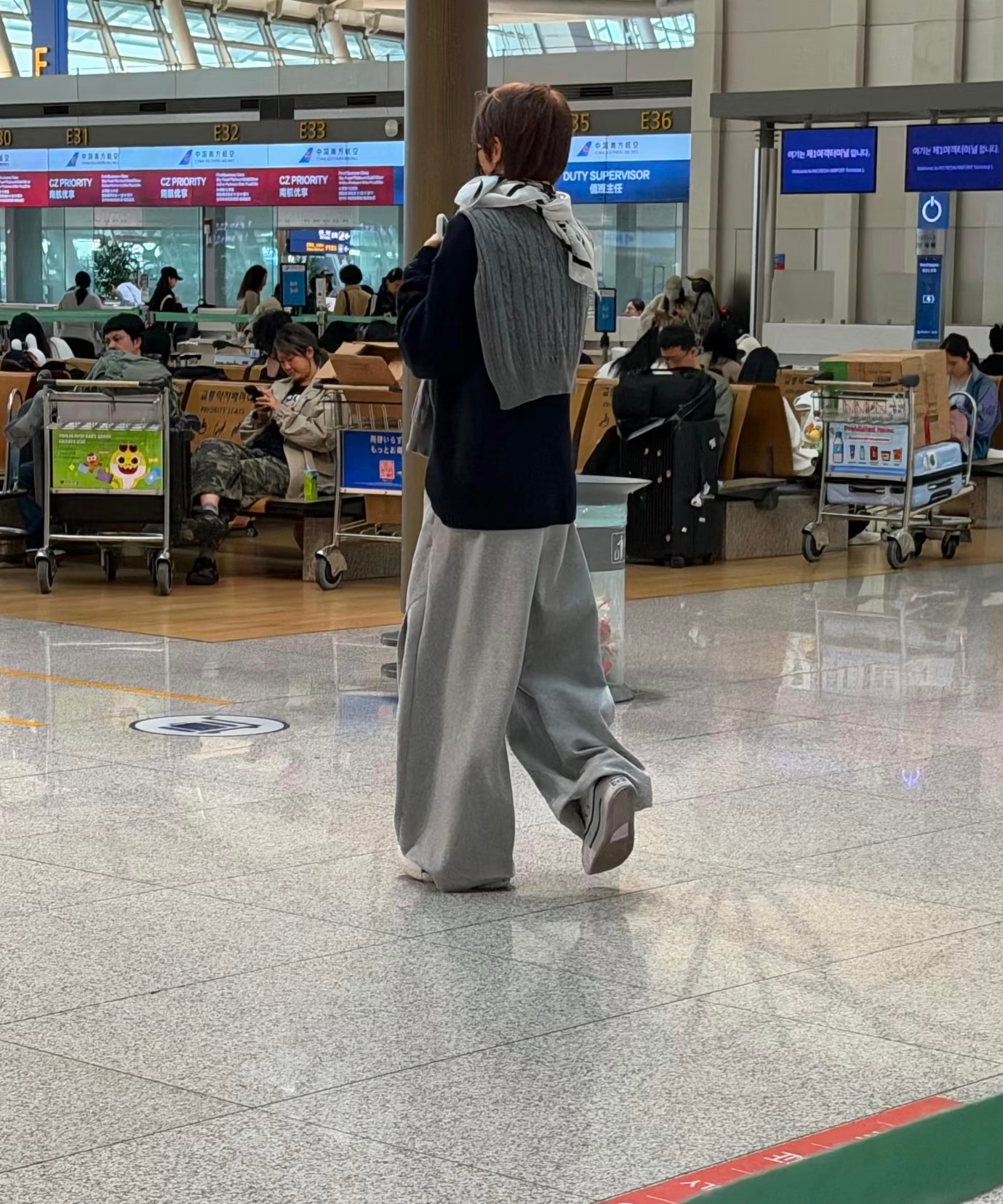 韩国机场偶遇韩振送家人网友机场偶遇韩振 就这样和自己爱豆擦肩而过 