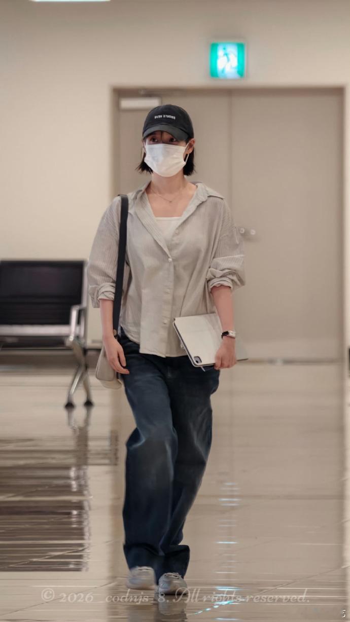 IU素颜机场女大IU短发棒球帽梦回刚出道来上海和大家见面的知恩，短发棒球帽机场造