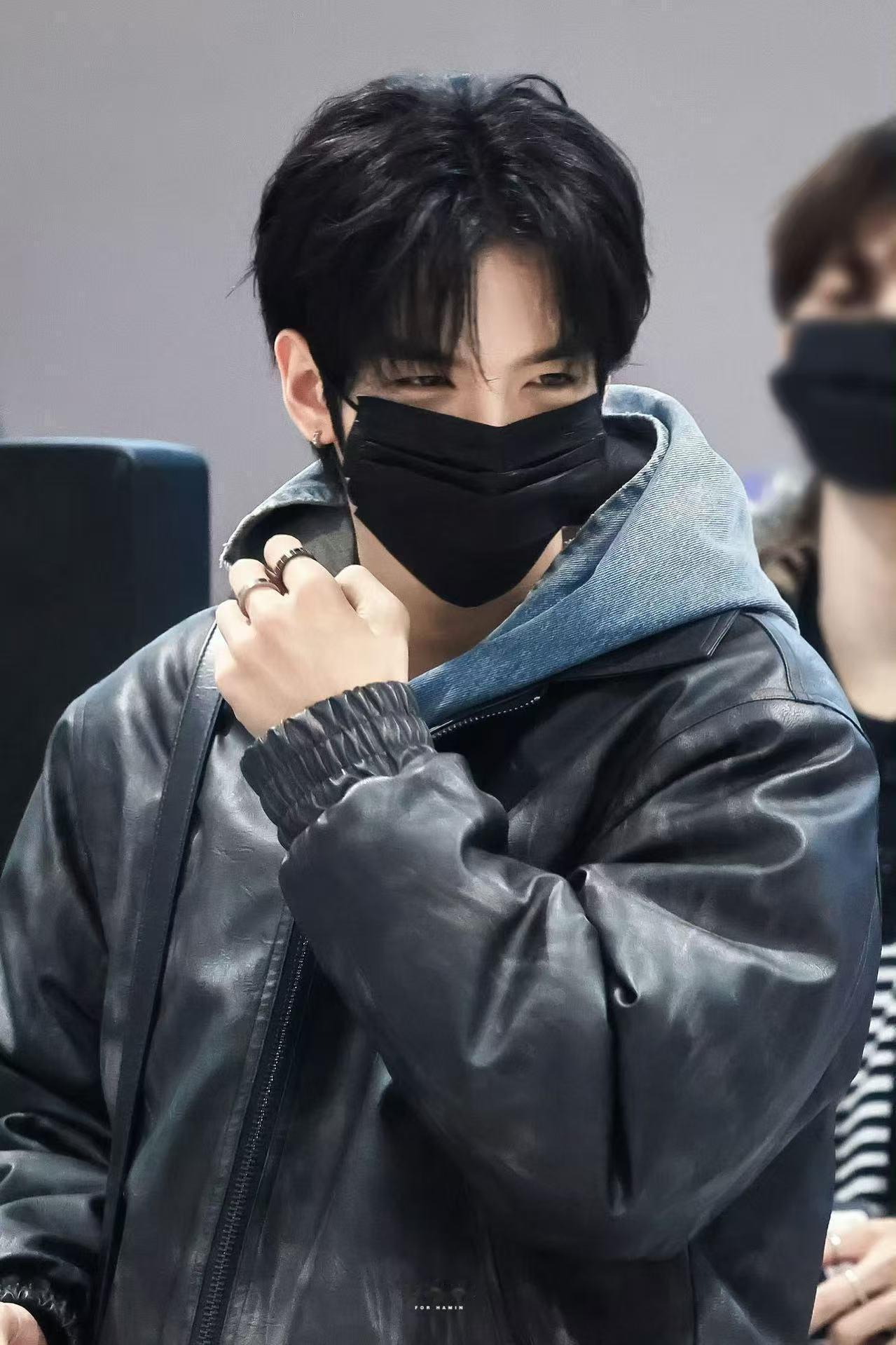 可是他笑起来真的很可爱 