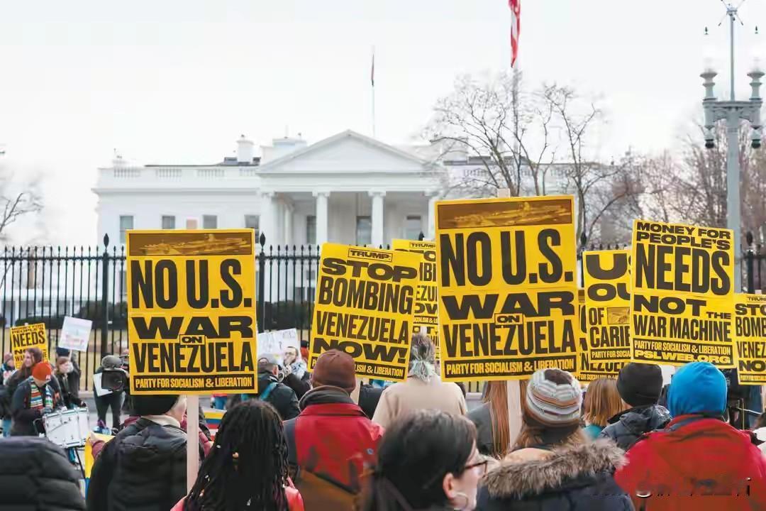 美军3日凌晨抓走委内瑞拉总统马杜罗夫妇并带往美国，这一行为瞬间引发国际社会高度关