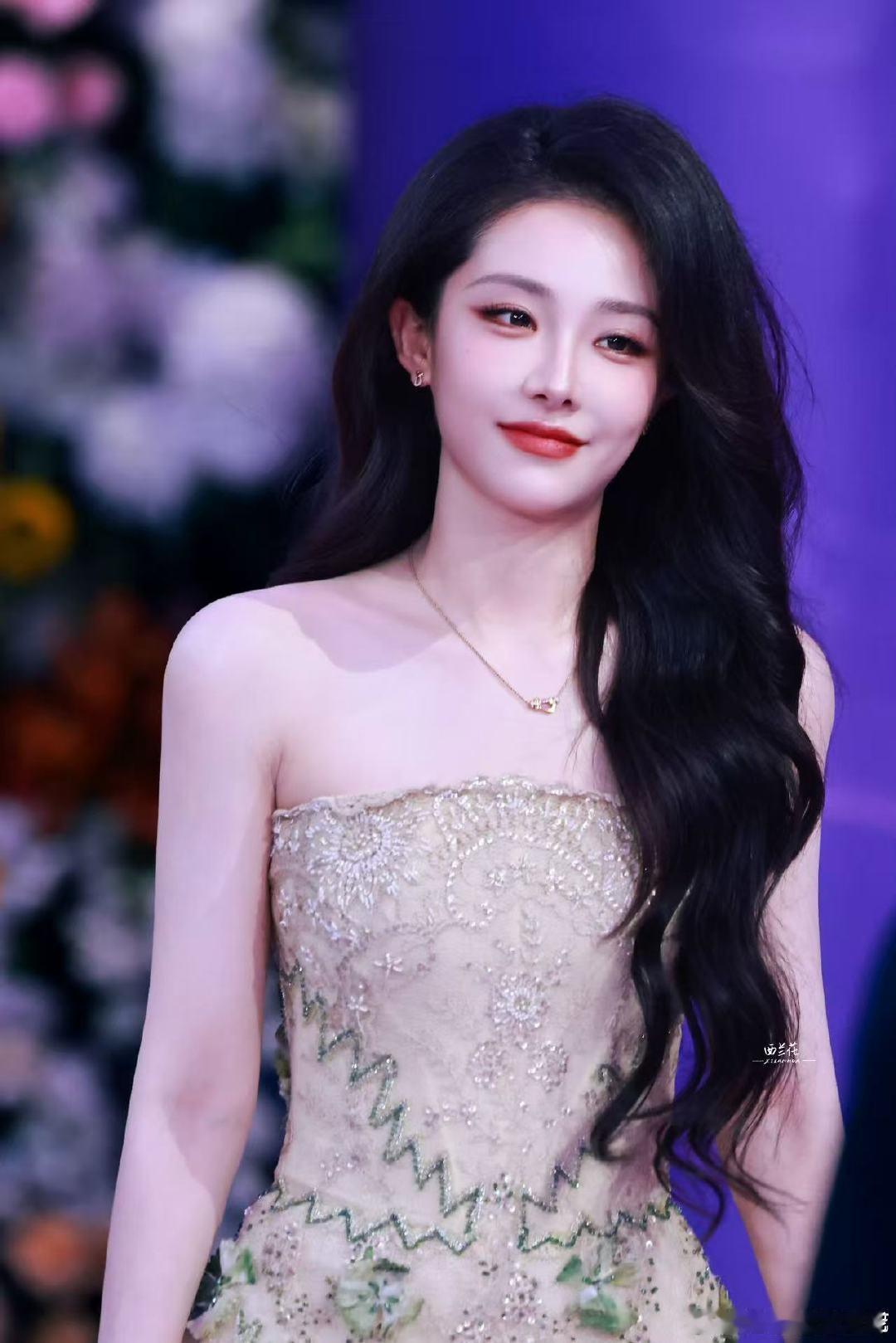 喻言在飞机上化百花奖红毯妆容喻言自己化的百花奖红毯妆容 全能艺人实锤，绘画、彩妆