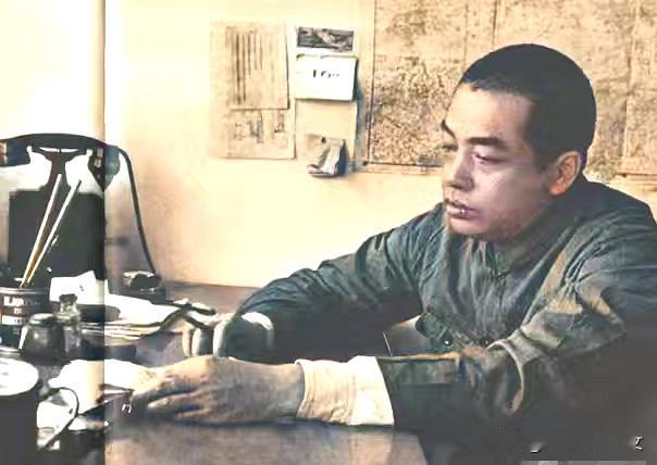 历史时光
1946 年的延安枣园，一间简朴的窑洞内，彭德怀元帅正陷入深深的沉思，