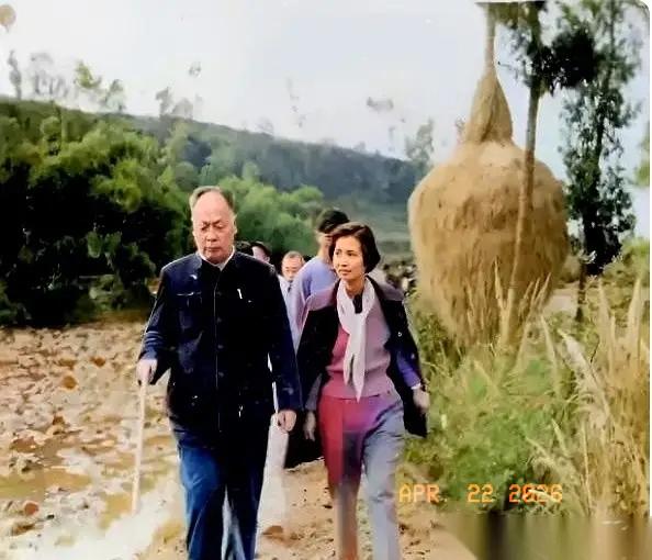 黄泥裹身，初心如磐——记陈毅元帅的永恒微笑
 
脚下是湿滑泥泞，裤脚沾着厚厚的黄