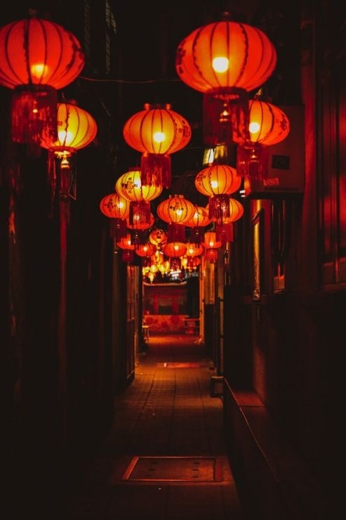 红色是记忆里春节的颜色 ，春节，因为是一家人聚在一起的日子，所以它也是一年中最温