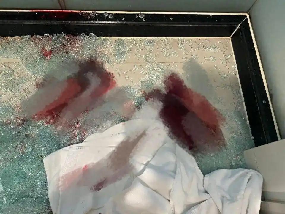 江苏扬州，酒店卫生间浴房，一男子正在洗澡，浴室玻璃门突然爆裂，玻璃渣乱溅，紧躲慢