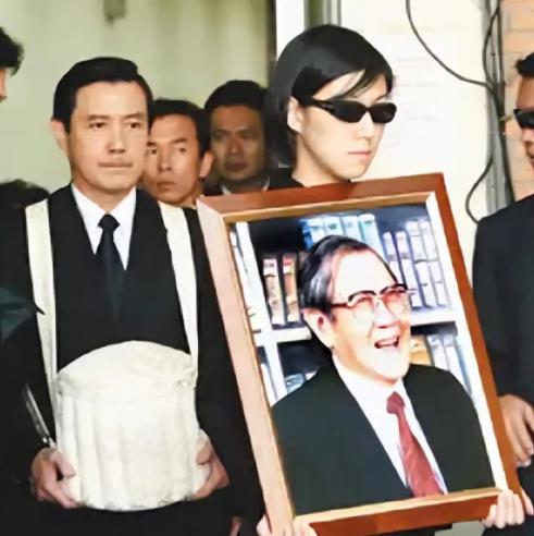 有人以为马英九以两岸交流为己任，其实马一贯打击亲陆人士，早已劣迹斑斑，岛内名嘴黎