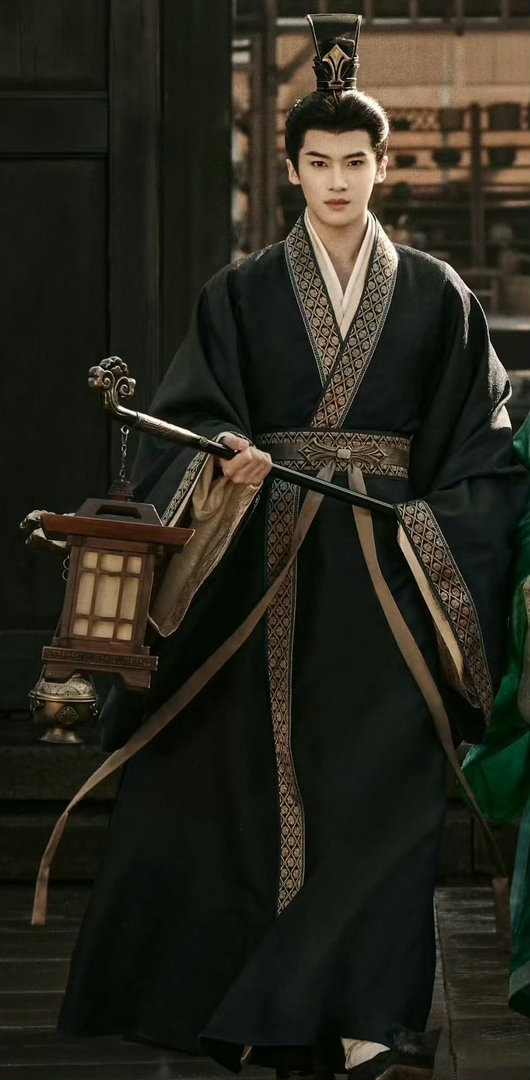 闫桉第一部古装男主剧陆濯这个角色本身人设就极具魅力，隐忍腹黑心怀大局，爱恨交织拉