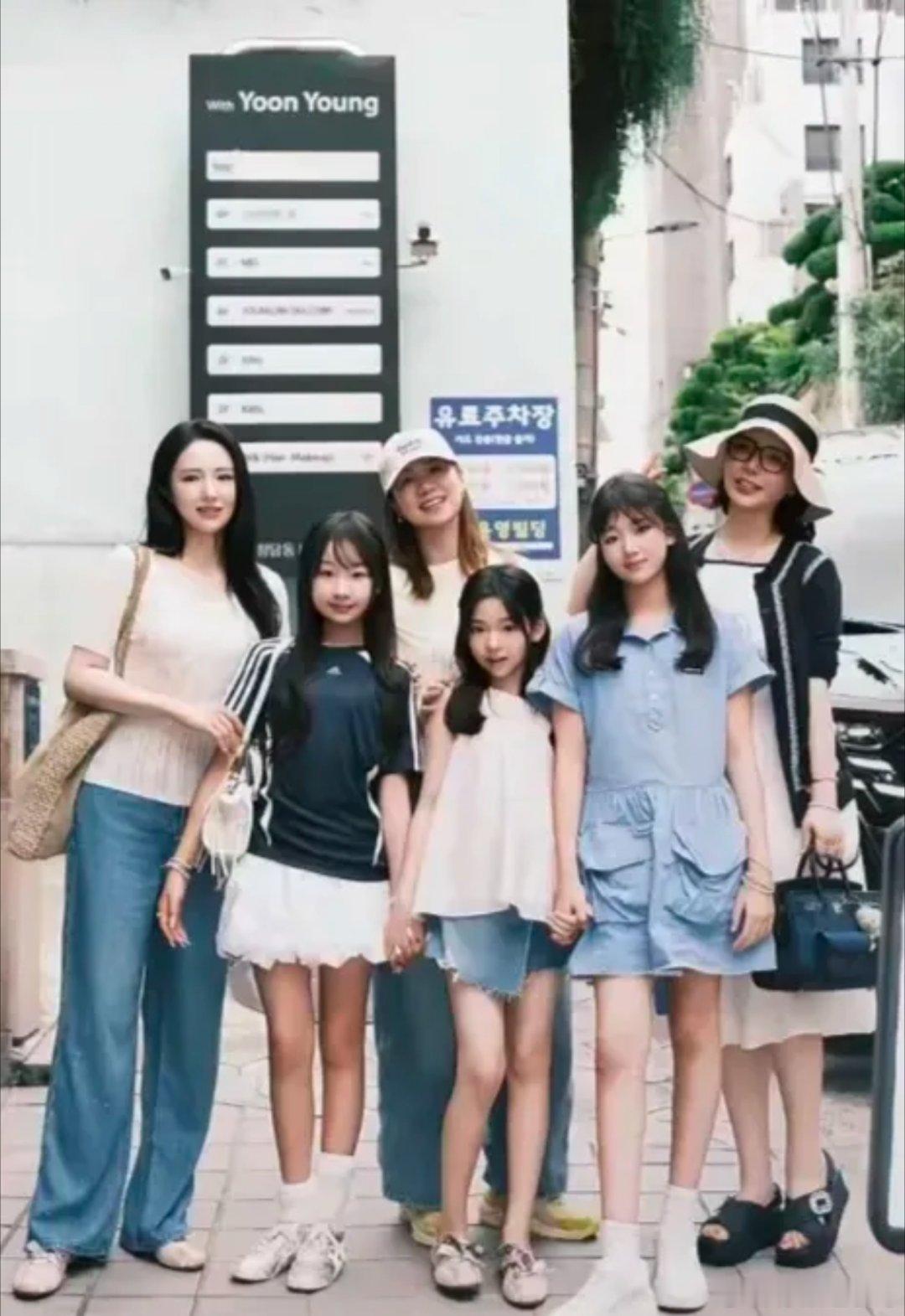 董璇女儿小酒窝在韩国首尔参加声乐比赛总决赛，这姑娘的台风可真好，落落大方、毫不怯