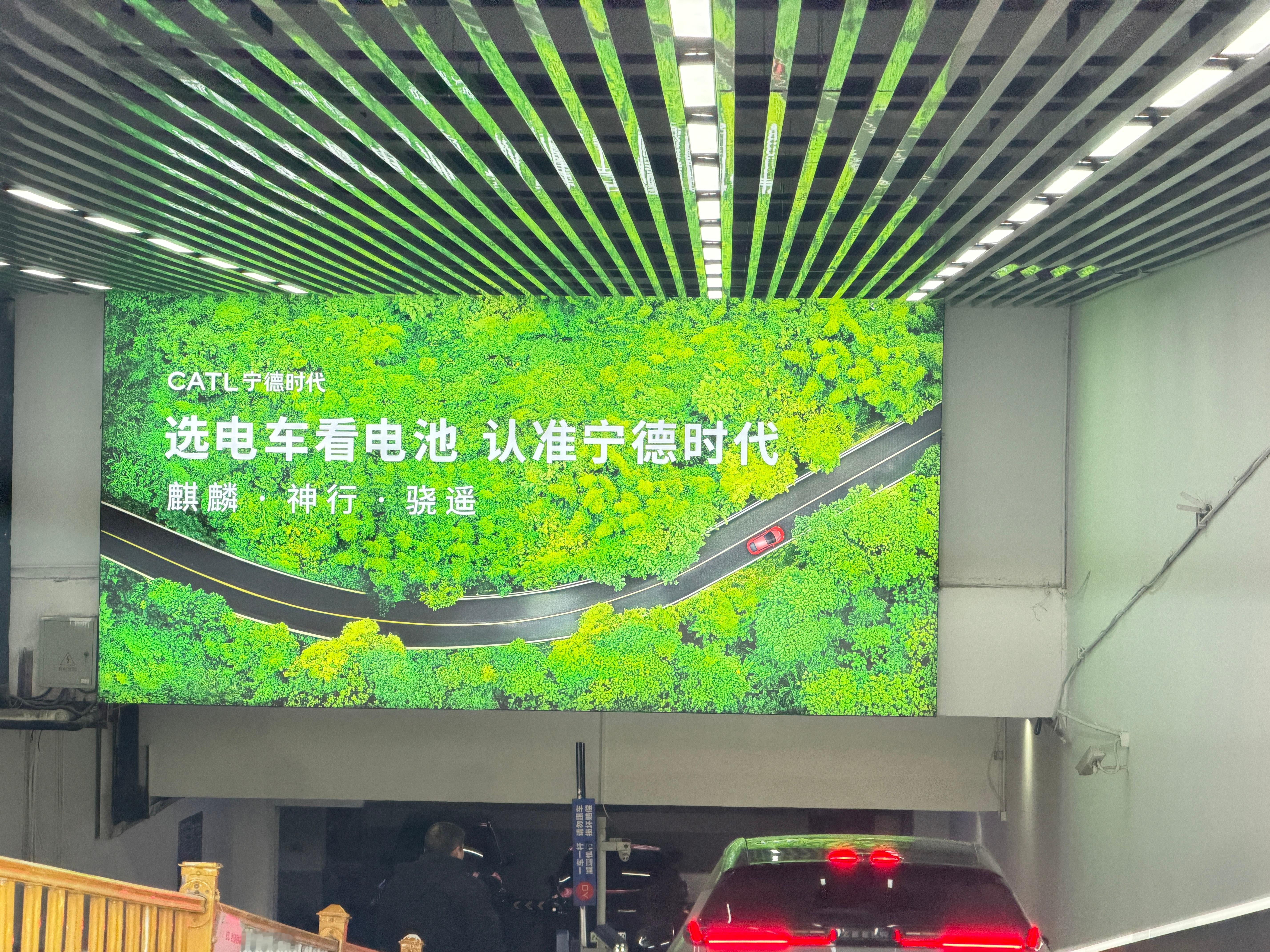 宁德的广告铺的真猛，万达停车场入口都有了 