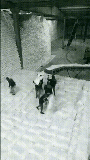人肉流水线，让机器无处可用～