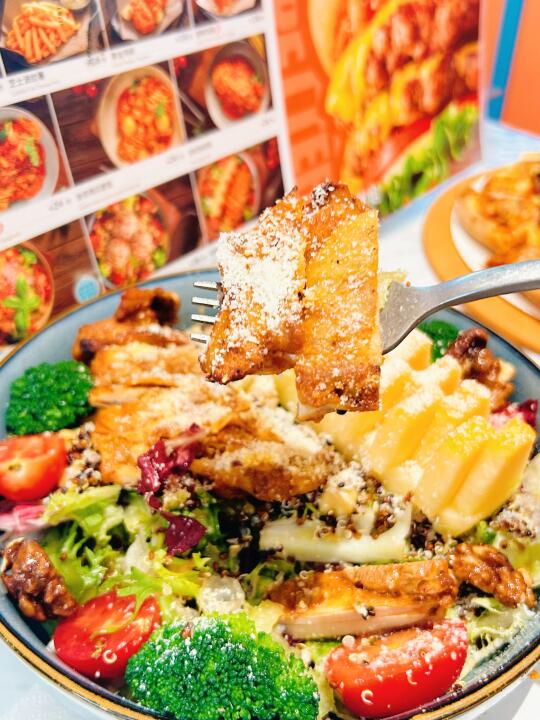 在乌鲁木齐找到爆汁辣皮子汉堡和清爽沙拉