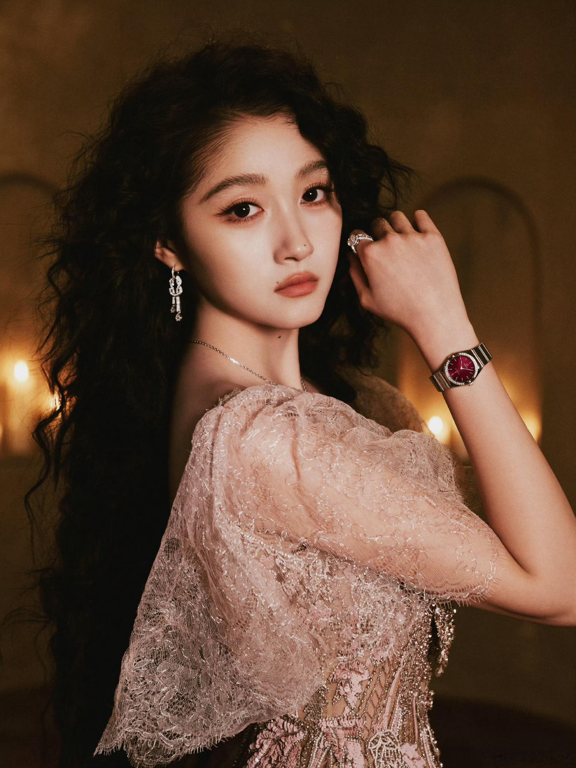 欧米茄之家开幕庆典，以关晓彤、乔治・克鲁尼、朴宝剑等名人大使同框为核心，搭配嘉宾