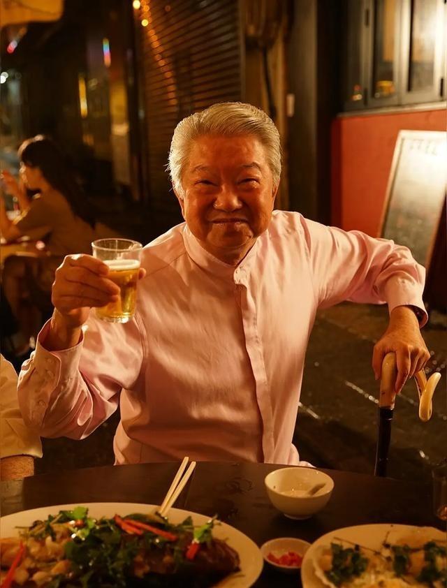 1989年，蔡澜带黄霑和金庸去夜总会喝酒寻开心，三个大男人推杯换盏逗得舞女们花枝