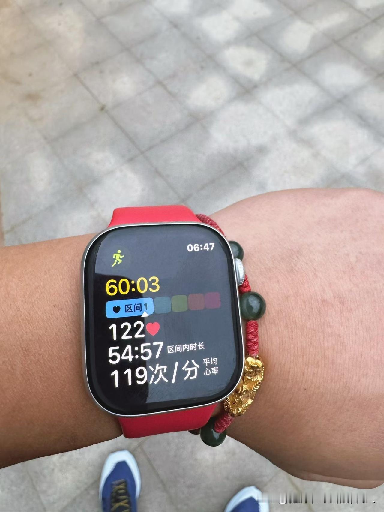 其实很多时候，我们不是做不到，就是被“惰性”拖了后腿——早上明明定了闹钟，却想着