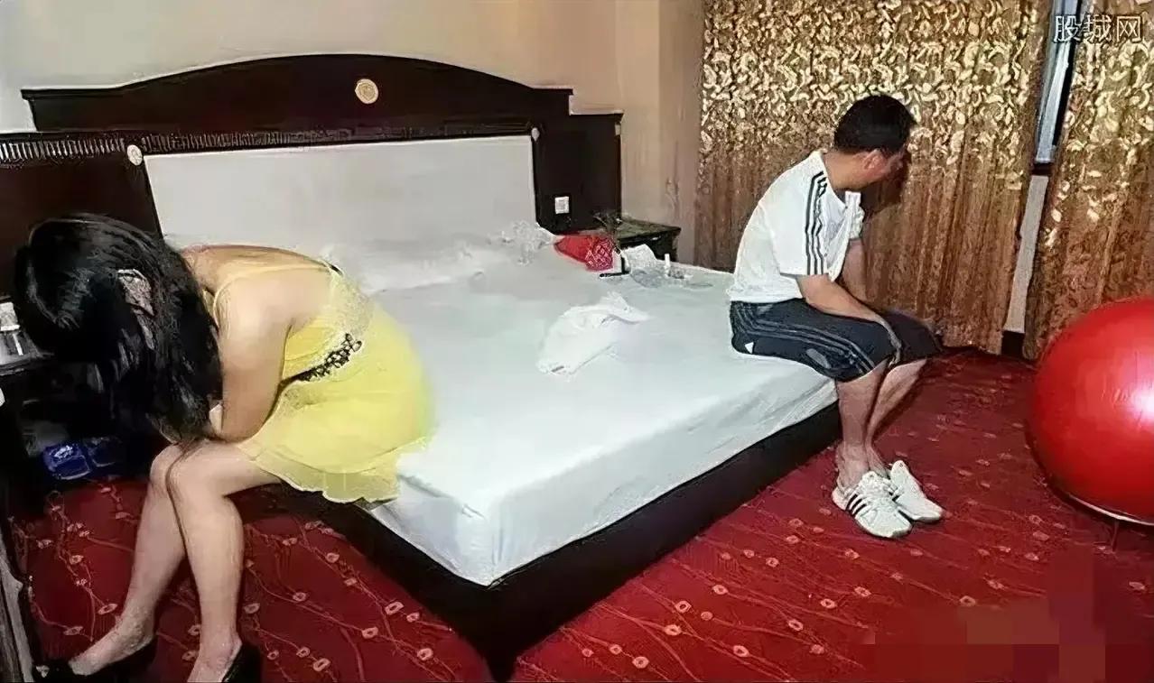 男子spa找了一名女技师，因为他无法忍受街上的情侣撒狗粮。按摩期间，该男子提议增