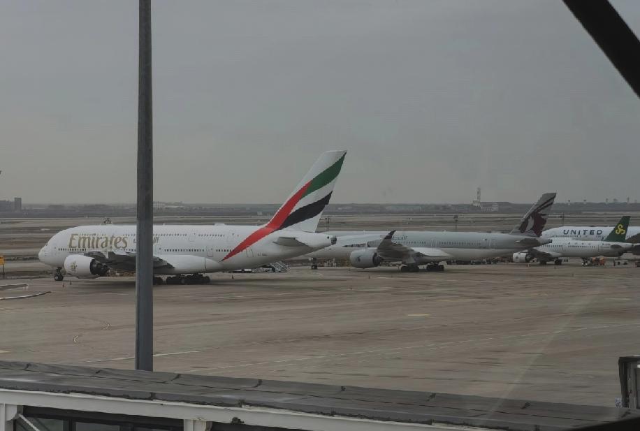 阿联酋和卡塔尔的相关飞机都停在上海，人员也跟着在上海停留休整。近期中东不少国家的