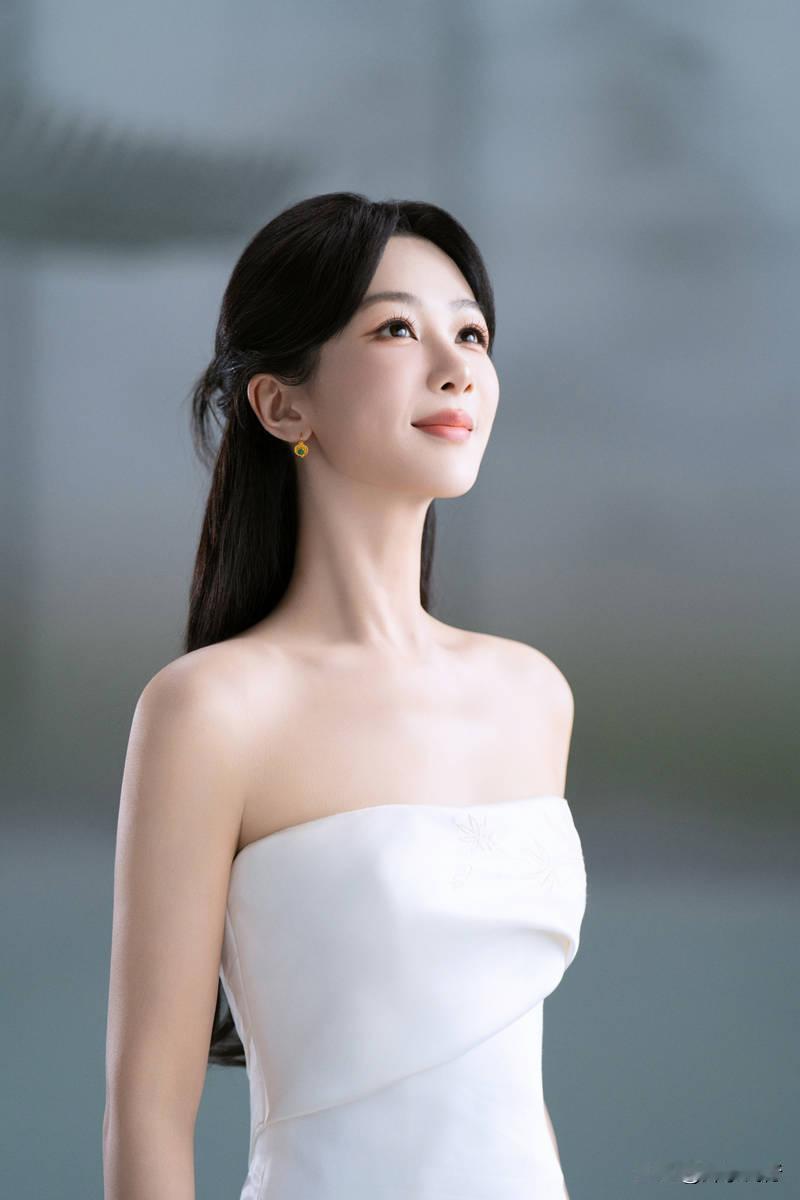 她白色抹胸裙惊艳亮相，优雅天鹅颈诠释高雅气质 。在迎接新年的一场时尚活动中，杨紫