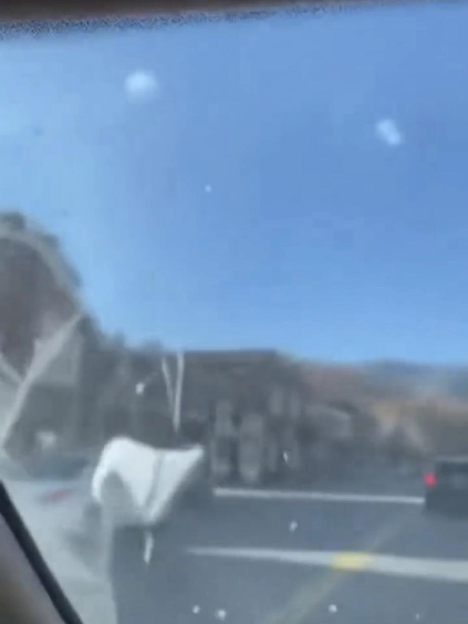 活久见？！

一架美国空军C-17Globemasterll运送一批替换马桶到罗