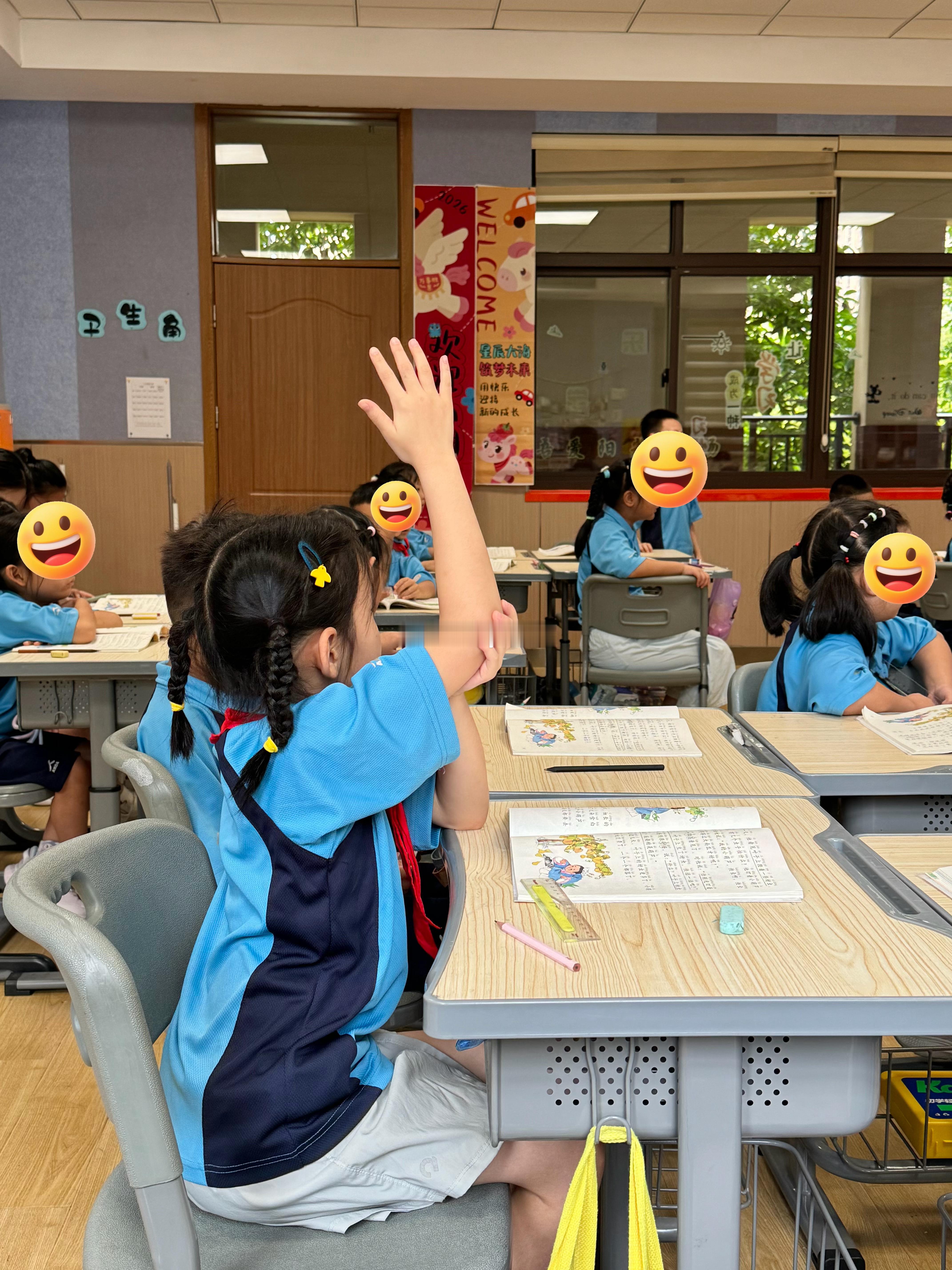 暑假每天睡到中午的后遗症来了…根本起不来今天把孩子困得到校门口发现还穿着家里的拖