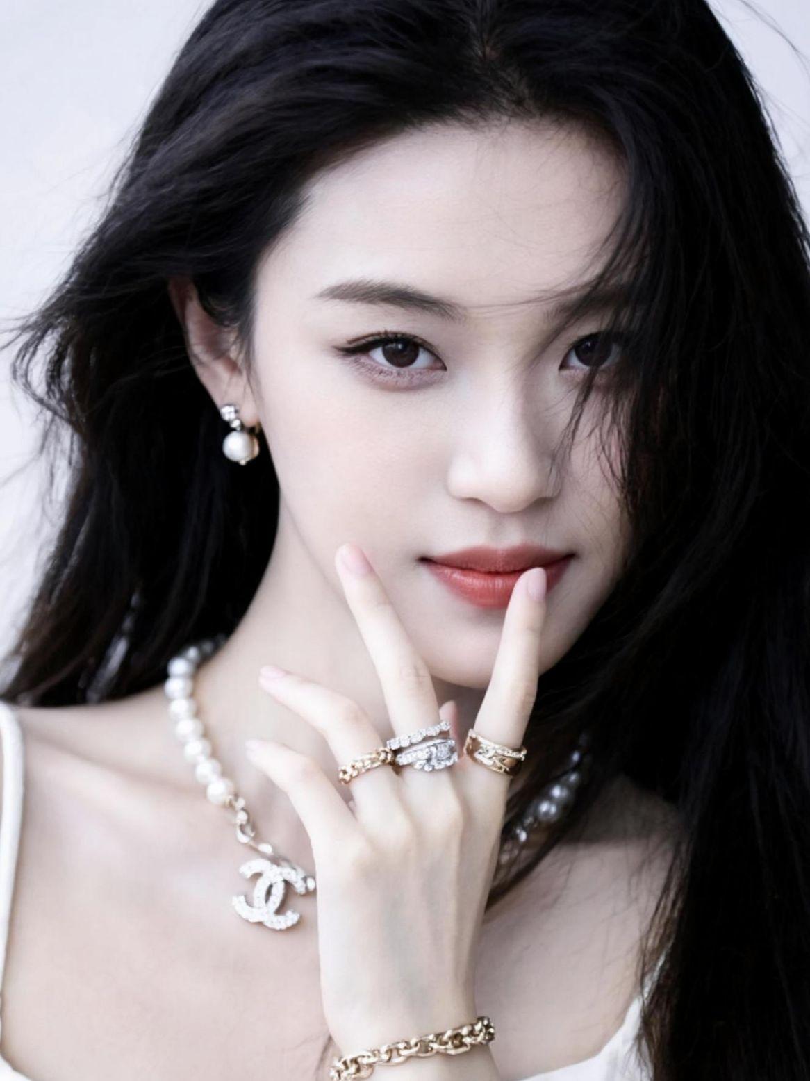 珍珠的光泽在指尖流转，仿佛时间在此刻凝固。每一道光芒都诉说着优雅的故事，而你，是