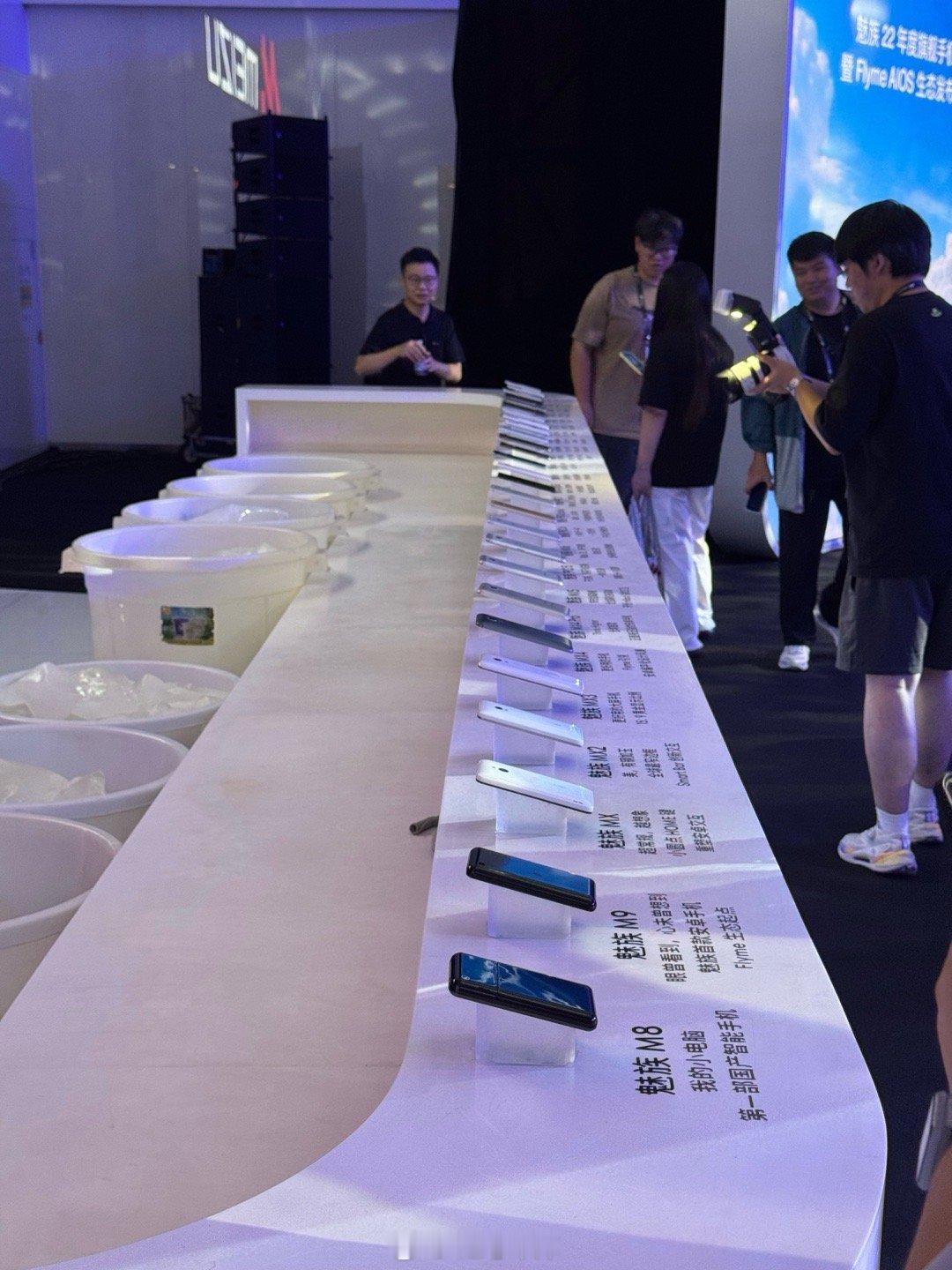 魅族发布会现场放了历代所有手机型号还是第一次看到 M8 M9 的真机今天发布的产