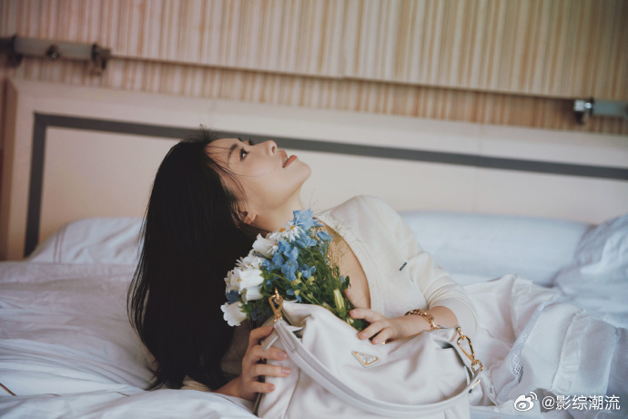 朱珠捧花回眸 朱珠的回眸杀真的名不虚传，手持鲜花眉眼温柔，既有成熟女性的韵味，又