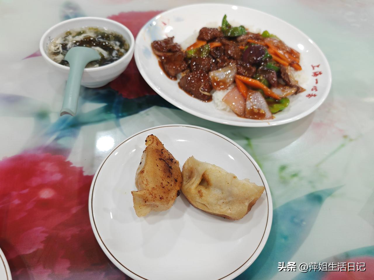 杨浦区平凉路的这家一心斋餐馆，是儿子比较熟的地方，想当年他读高中的时候，经常在这