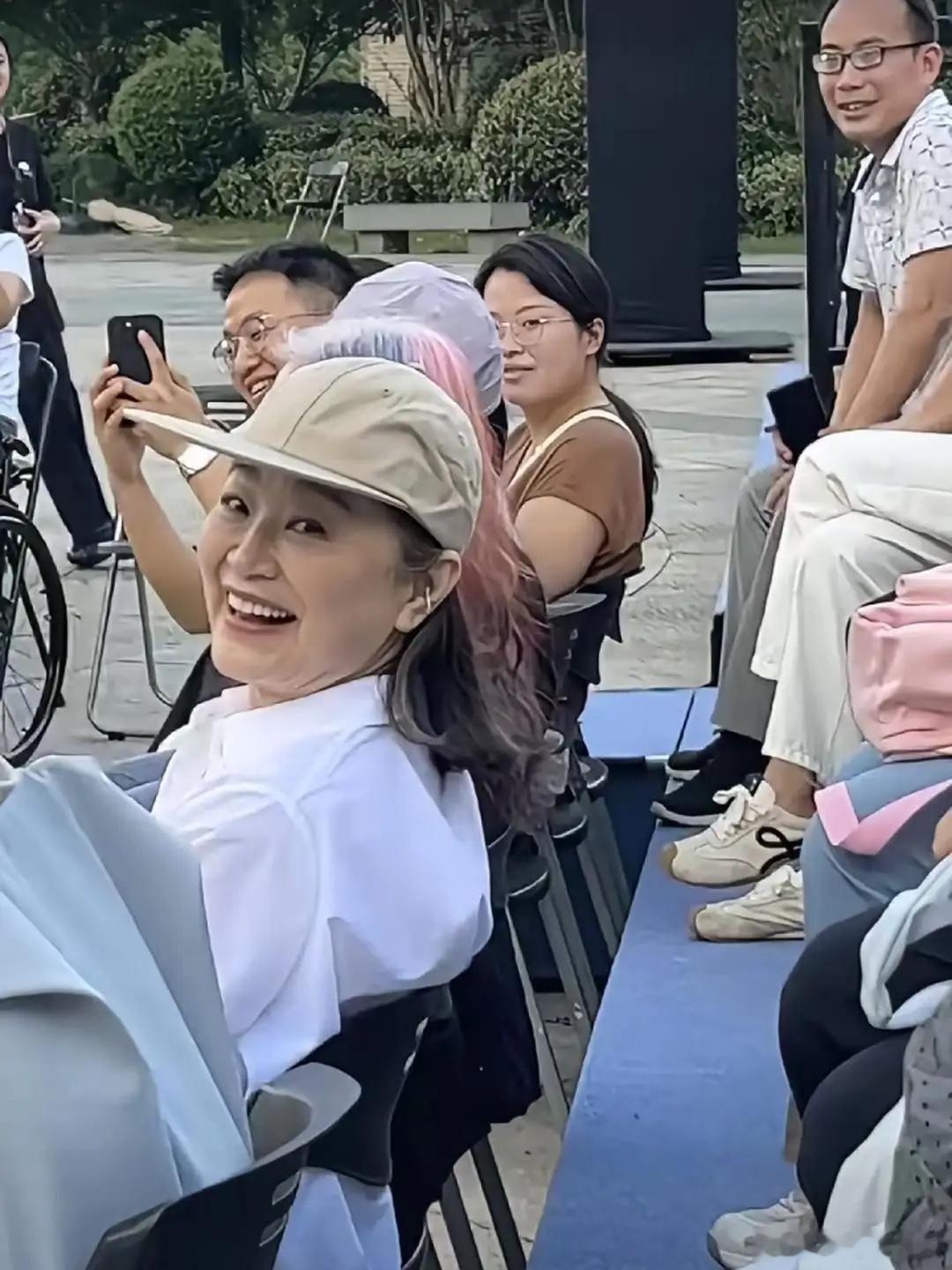 71岁林青霞现身江西赣州戏剧小镇，她打扮休闲舒适大方，气质出众，头上戴着一顶米色