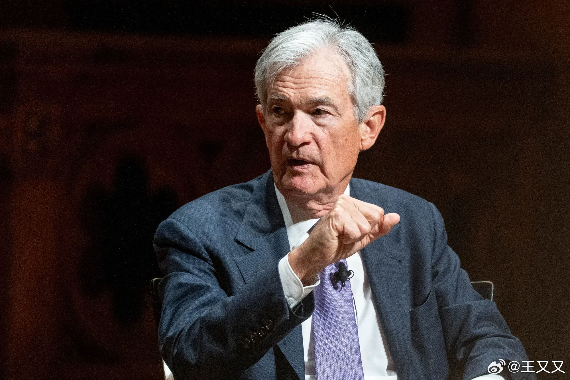 美联储官员在3月30日的最新表态中，传递出高度一致的政策信号：在中东冲突带来的能