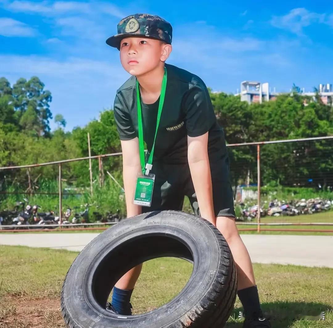 苏永康夫妇把儿子送到了广州，参加了为期一周的军事夏令营，夏令营结束以后，小伙伴儿
